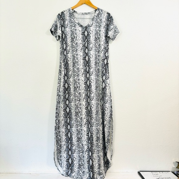 arolina Dresses & Skirts - Arolina Short Sleeve Snake Skin Animal Print Short Sleeve Maxi Dress Size Mediu